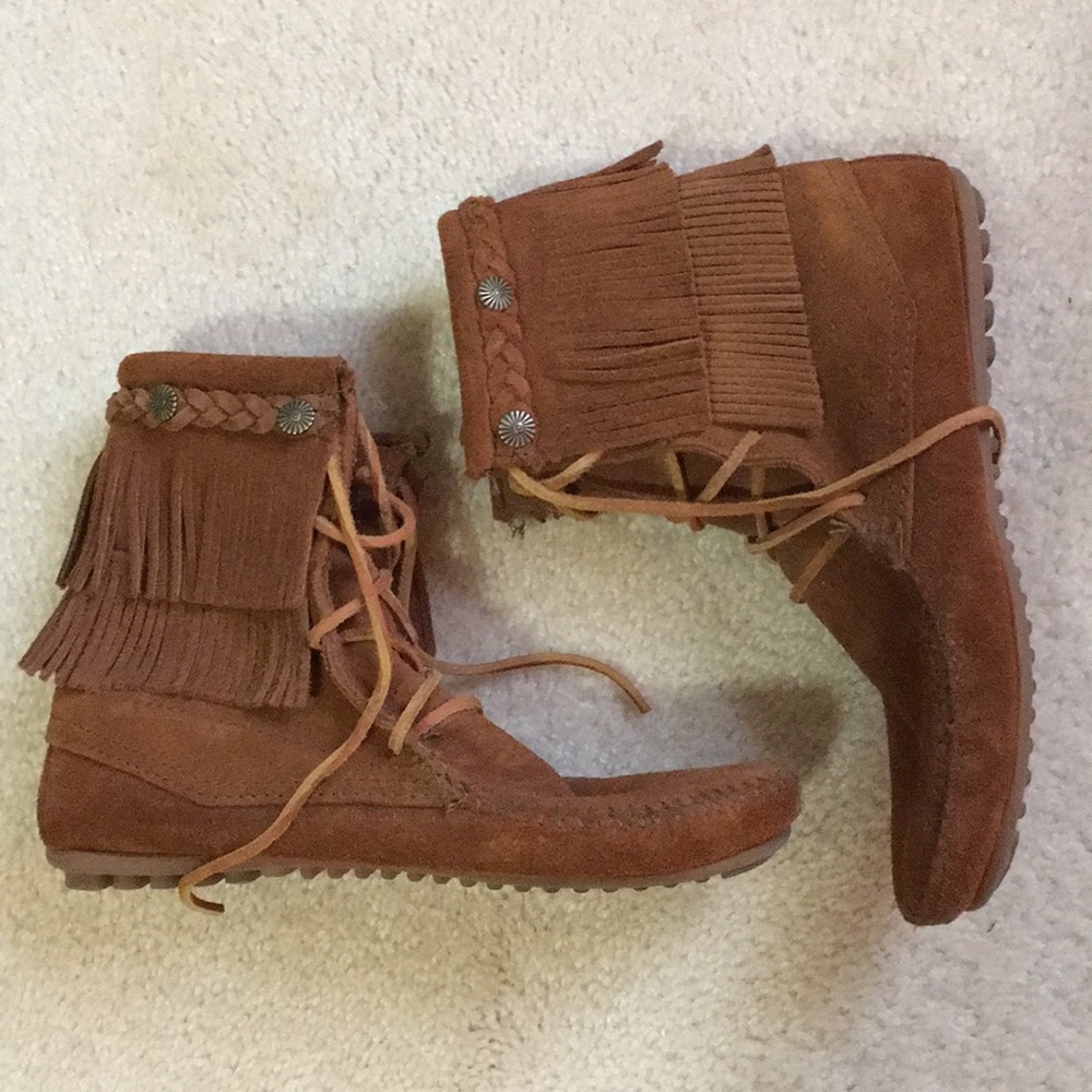 Minnetonka suede fringe ankle boot size 7